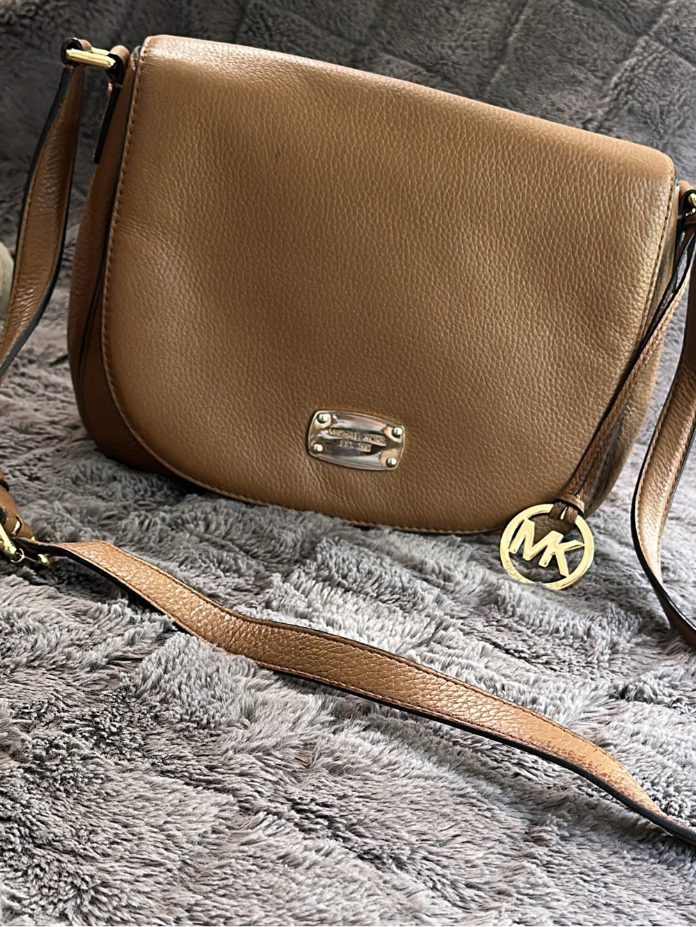 Michael Kors Tan Pebbled Leather Crossbody Bag with Gold-tone MK Charm (bag23)